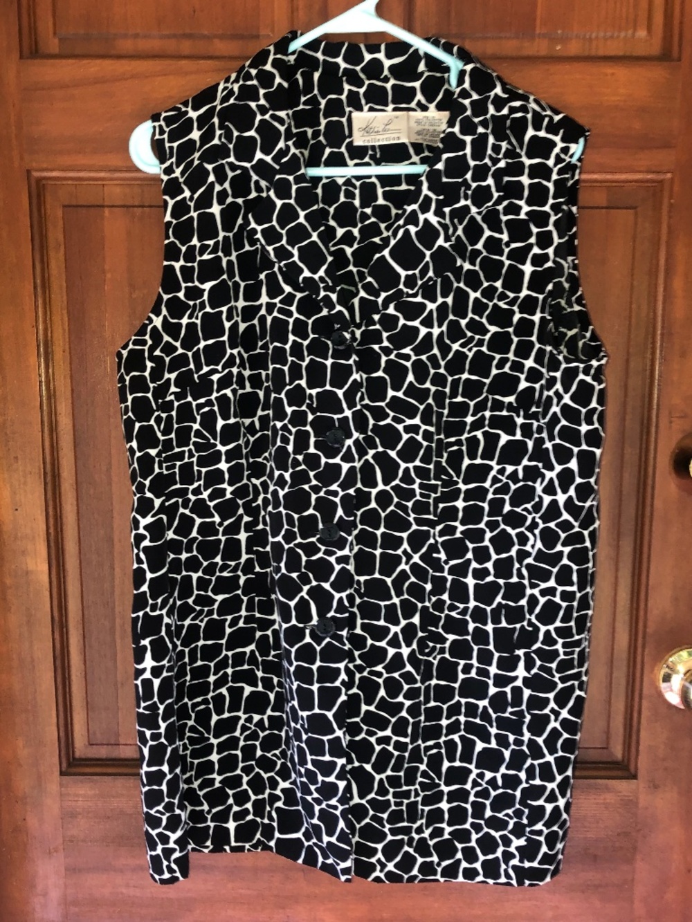 Women’s sleeveless black & white blouse
